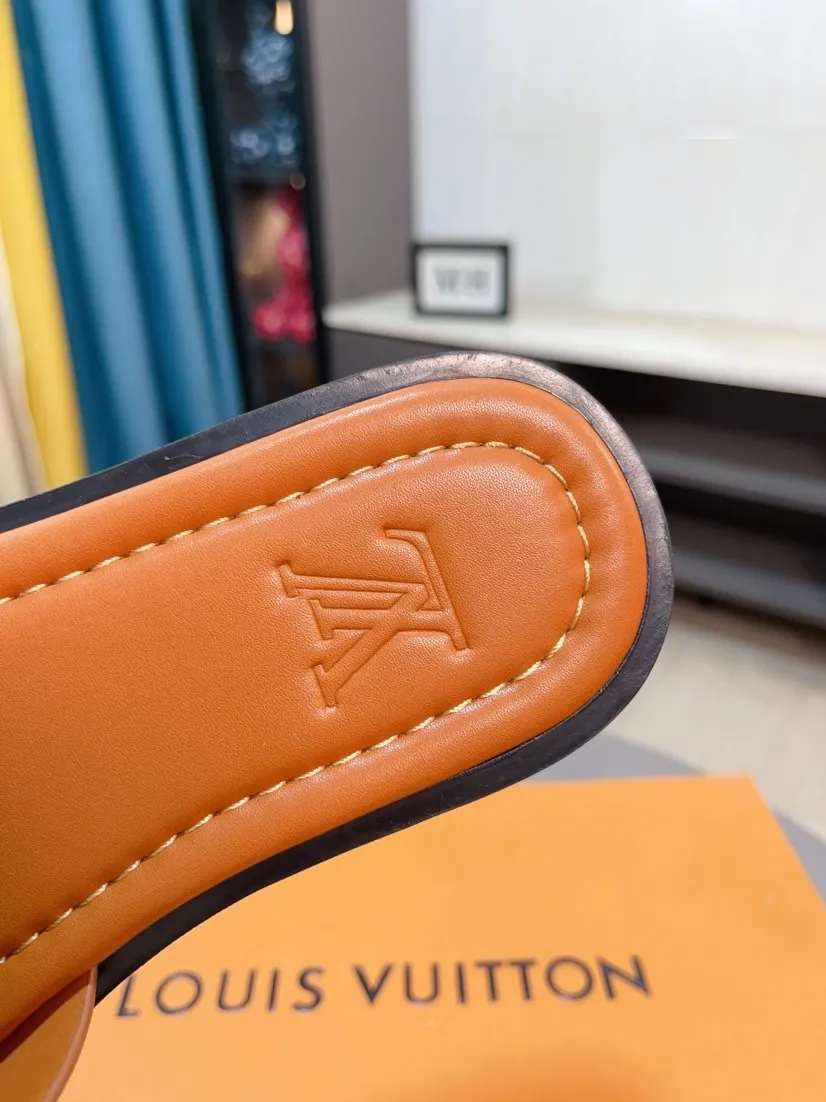 Men's shoes 💰300🌸🌸LV Ordinary men's spring and summer slippers, uppers imported from Italy, cowhide fabric, logo graphics, high-quality craftsmanship, soles: original soles specially provided by the original factory, exclusive movable molded soles super comfortable, original factory single goods, 🔍🔍high quality, you can enter and exit the counter at will, welcome to compare, size 38-45